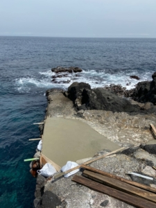 伊豆大島・秋の浜の左のハシゴ